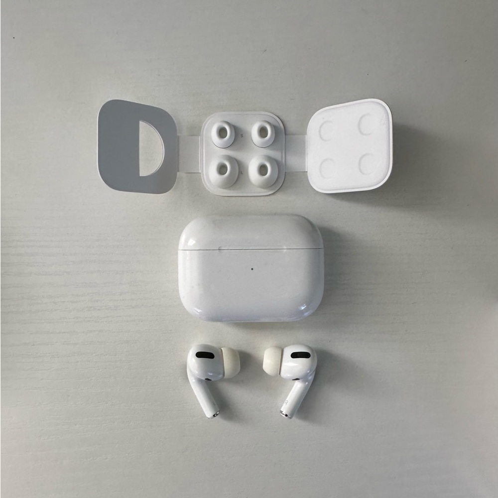 AirPod Pro First Generation - Picture 2 of 2